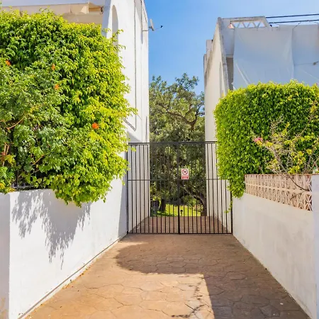 Cubo's Rubi Townhouse מארבלה